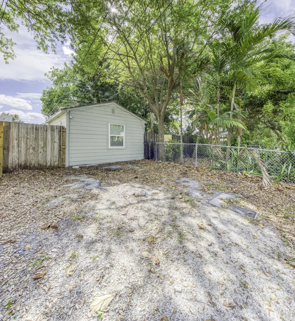 519 S M Street Lake Worth Beach FL 33460