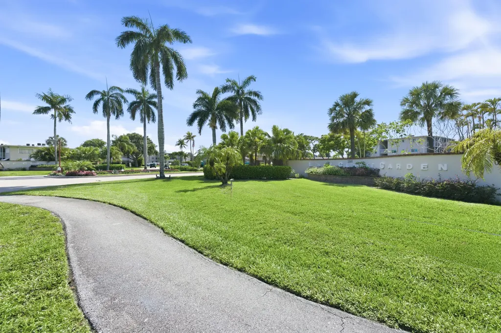2534 Garden Drive S Lake Worth FL 33461