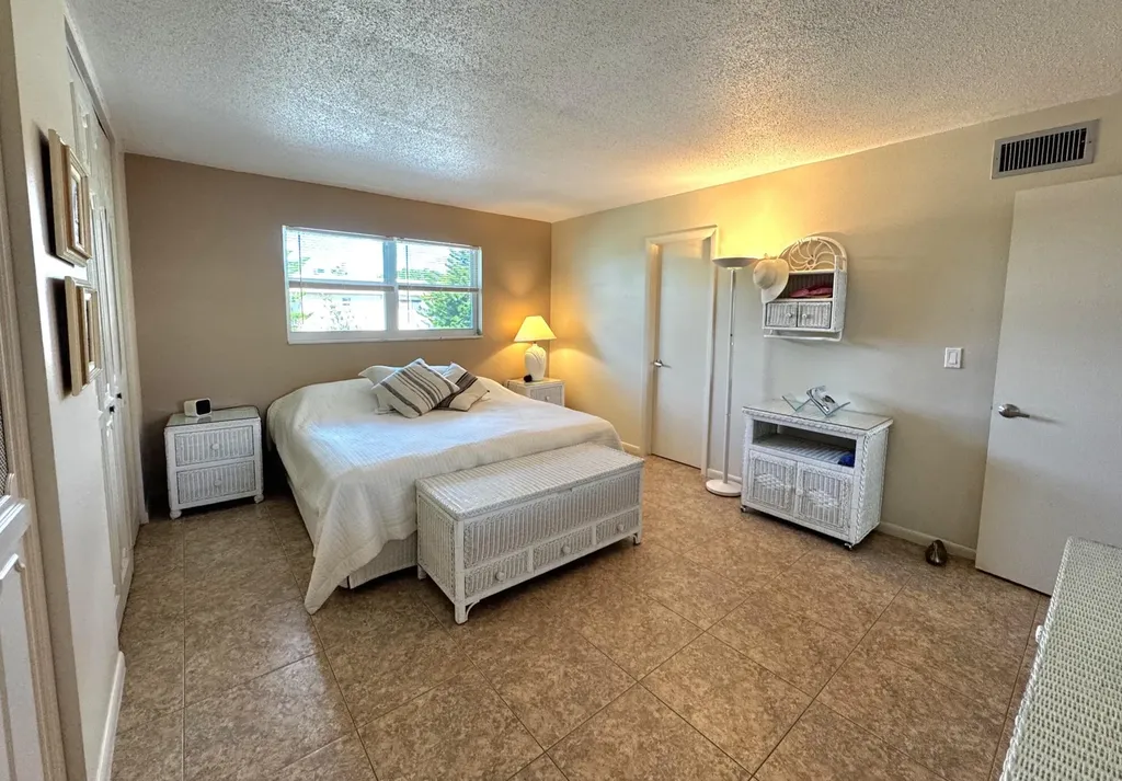209 Oxford 100 West Palm Beach FL 33417