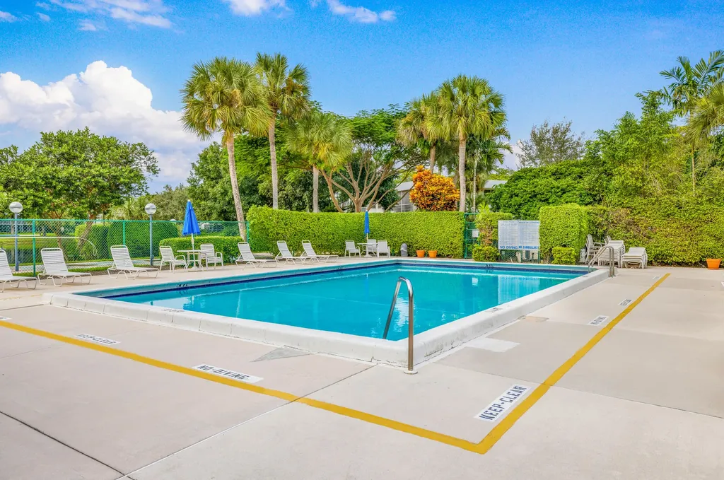4200 Oaks Terrace Pompano Beach FL 33069