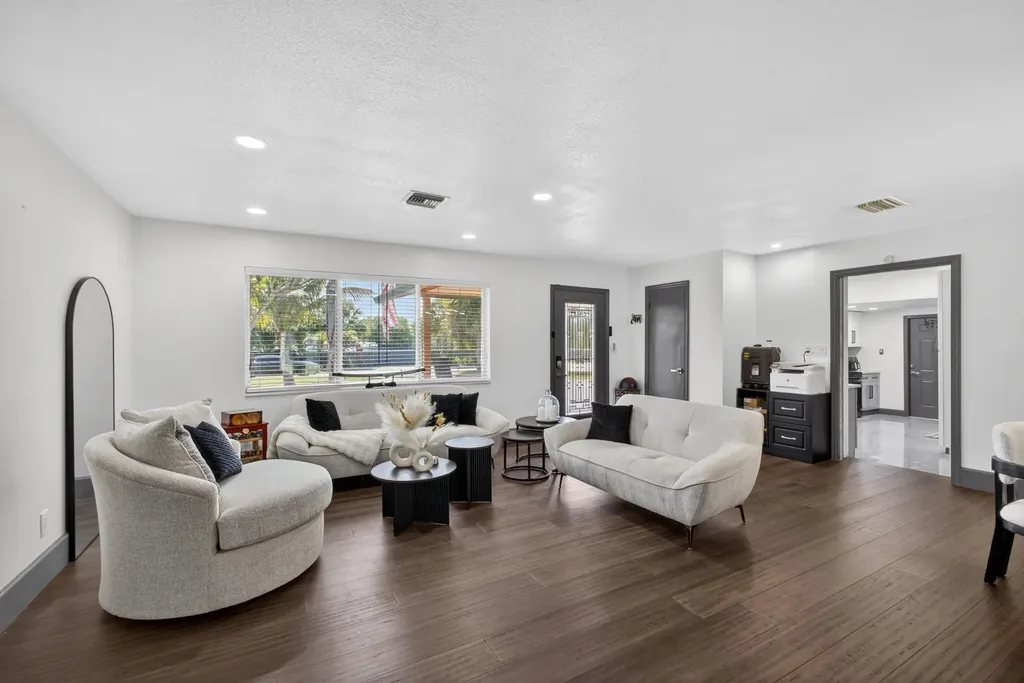 5500 West Place Mangonia Park FL 33407