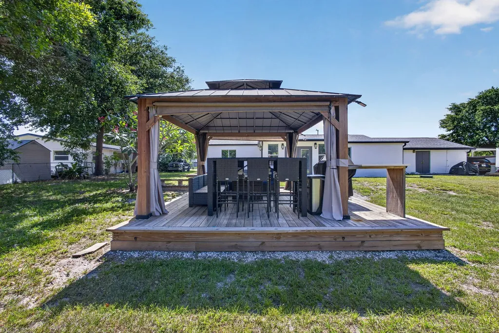 5500 West Place Mangonia Park FL 33407