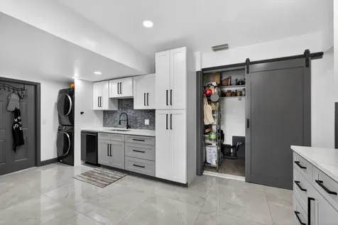 5500 West Place Mangonia Park FL 33407