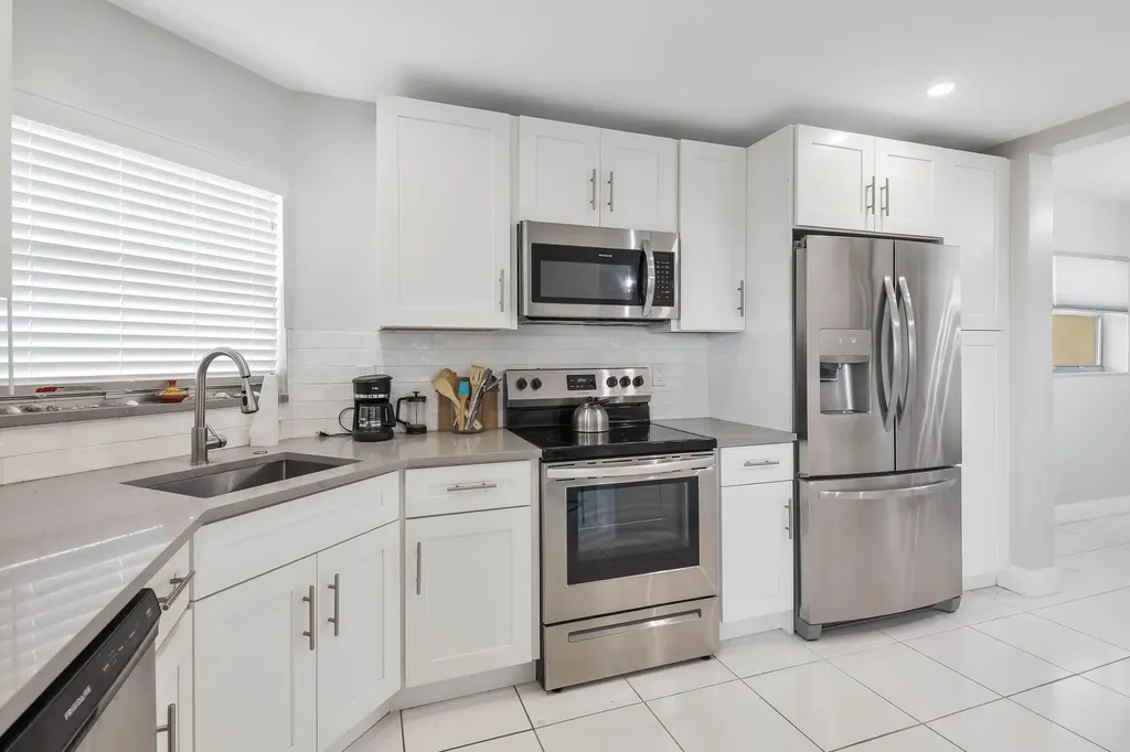 3661 Via Poinciana Greenacres FL 33467
