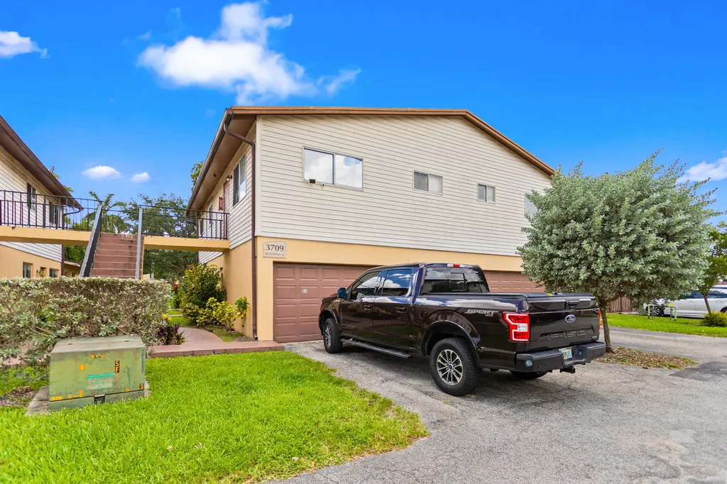 3709 NW 84th Avenue Sunrise FL 33351