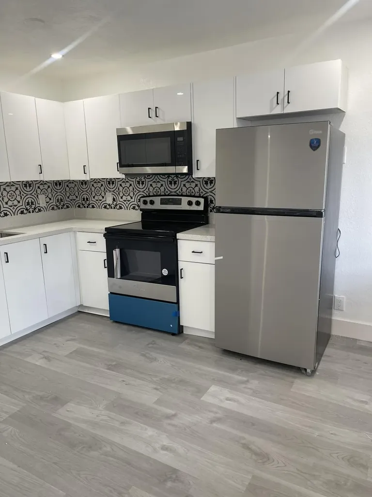 880 NW 8th Avenue Pompano Beach FL 33060