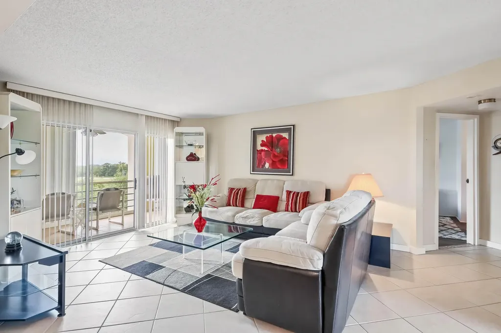 3951 Via Poinciana Greenacres FL 33467