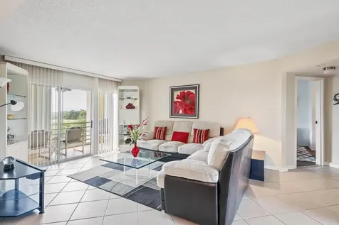 3951 Via Poinciana Greenacres FL 33467