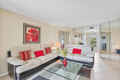 3951 Via Poinciana Greenacres FL 33467