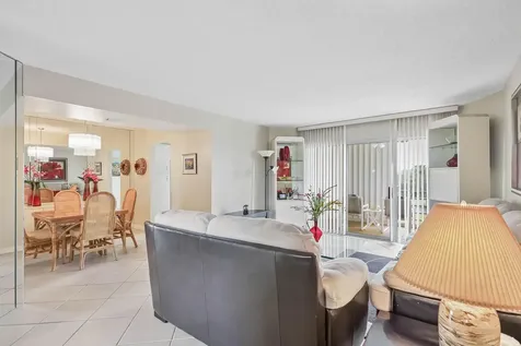 3951 Via Poinciana Greenacres FL 33467