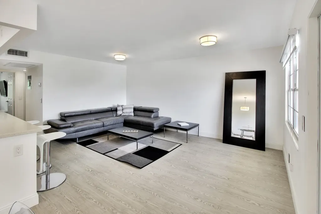 17 Fanshaw A Boca Raton FL 33434