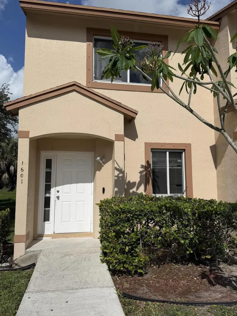 1601 Lakeview Drive W Royal Palm Beach FL 33411