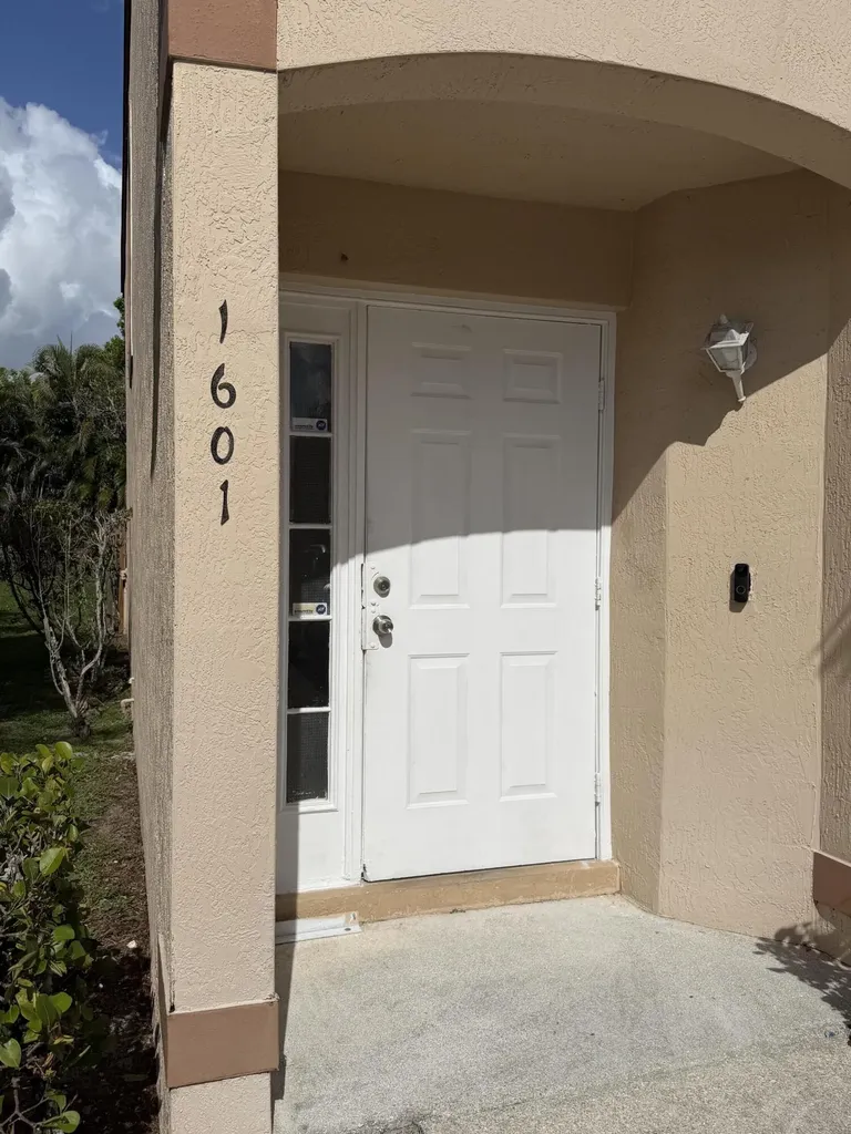 1601 Lakeview Drive W Royal Palm Beach FL 33411