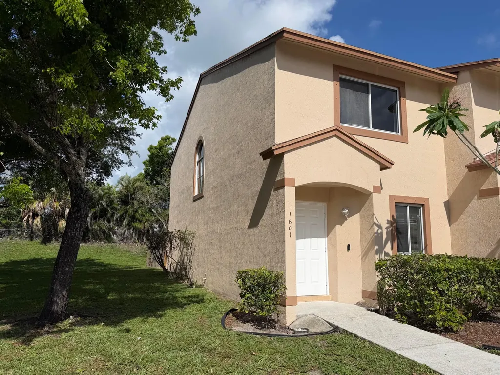 1601 Lakeview Drive W Royal Palm Beach FL 33411