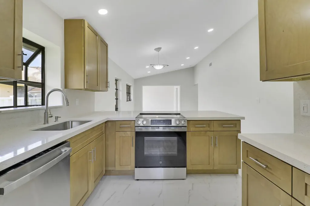 8157 Springtree Road Boca Raton FL 33496