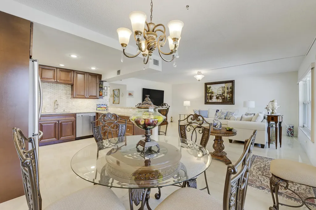 210 Wellington E West Palm Beach FL 33417