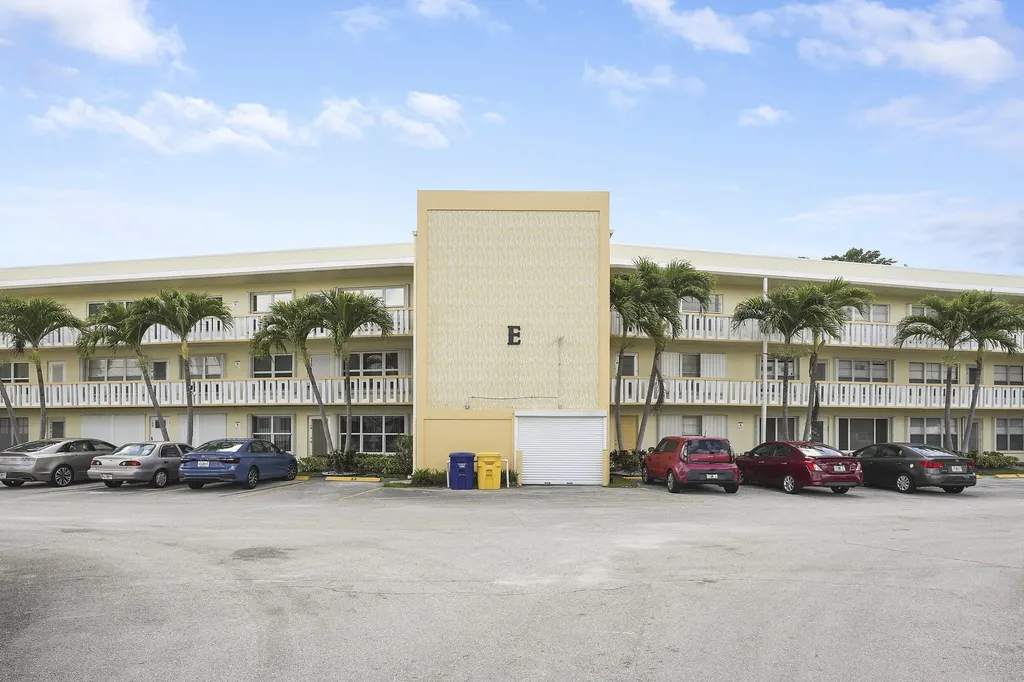 210 Wellington E West Palm Beach FL 33417
