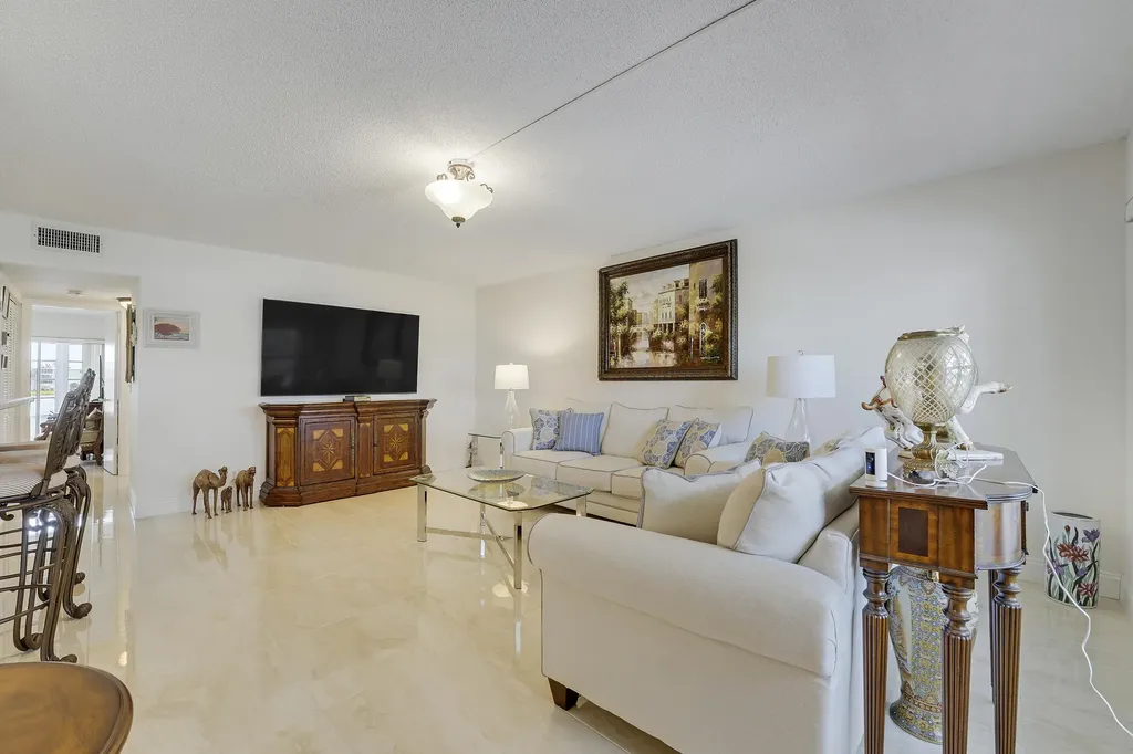 210 Wellington E West Palm Beach FL 33417