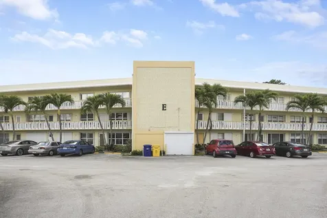 210 Wellington E West Palm Beach FL 33417