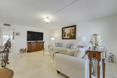 210 Wellington E West Palm Beach FL 33417
