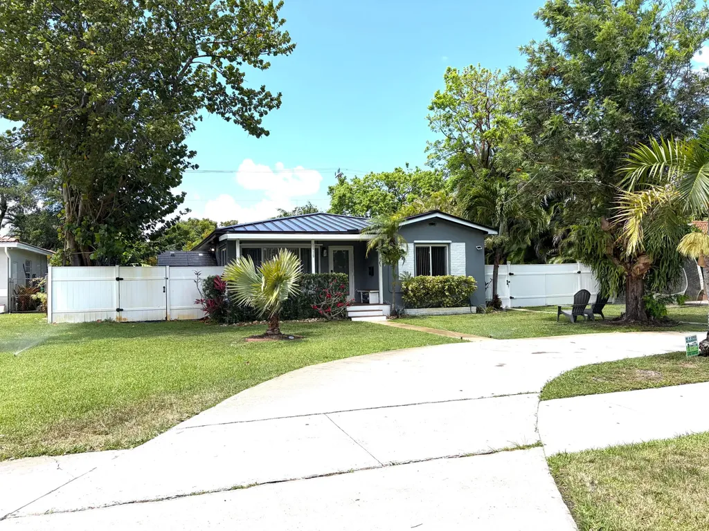 2615 Roosevelt Street Hollywood FL 33020