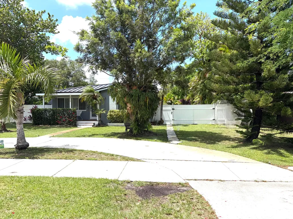 2615 Roosevelt Street Hollywood FL 33020