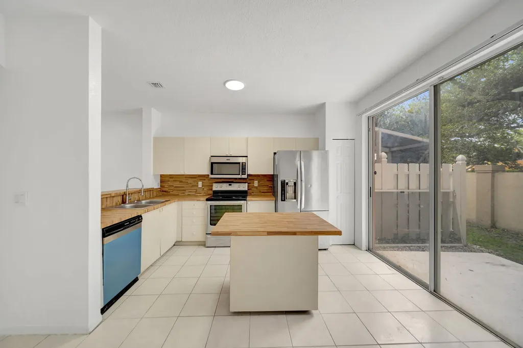 3970 NW 90th Way Sunrise FL 33351