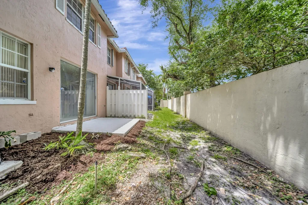 3970 NW 90th Way Sunrise FL 33351