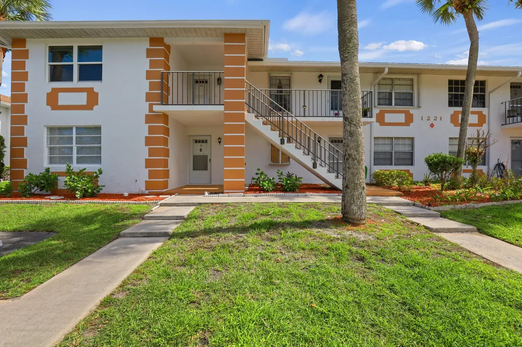 1221 S Lakes End Drive Fort Pierce FL 34982
