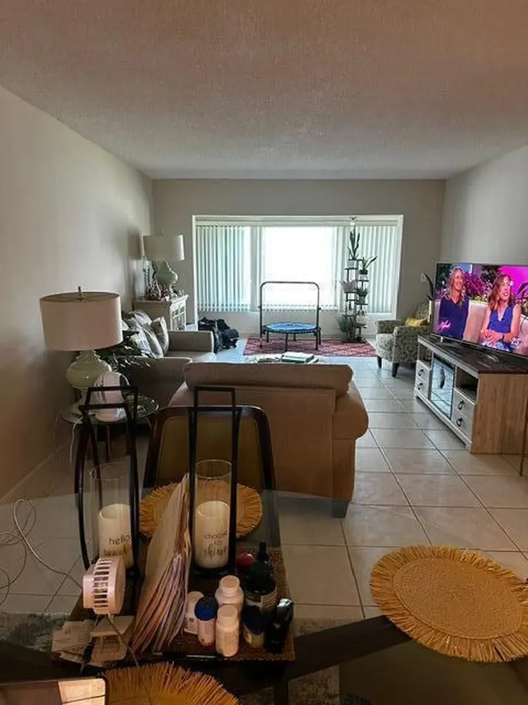 3186 Via Poinciana Greenacres FL 33467