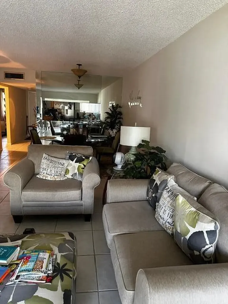 3186 Via Poinciana Greenacres FL 33467