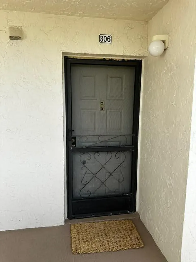 3186 Via Poinciana Greenacres FL 33467