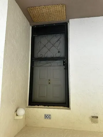 3186 Via Poinciana Greenacres FL 33467