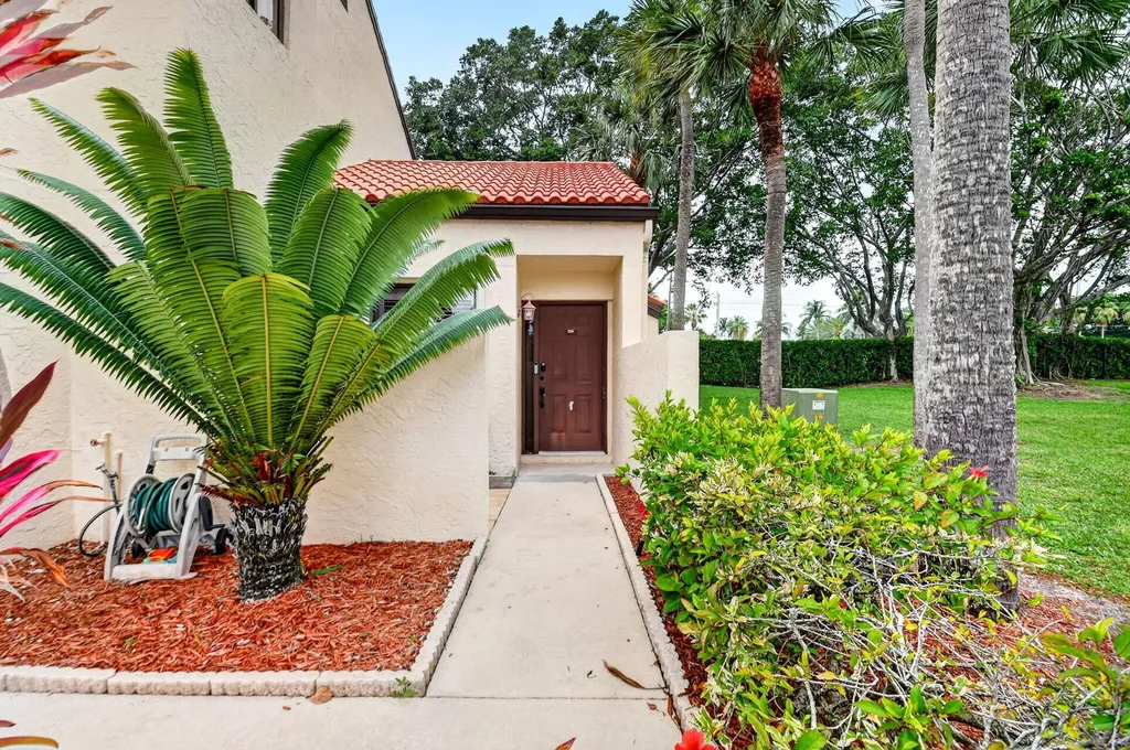 14 Via De Casas Boynton Beach FL 33426