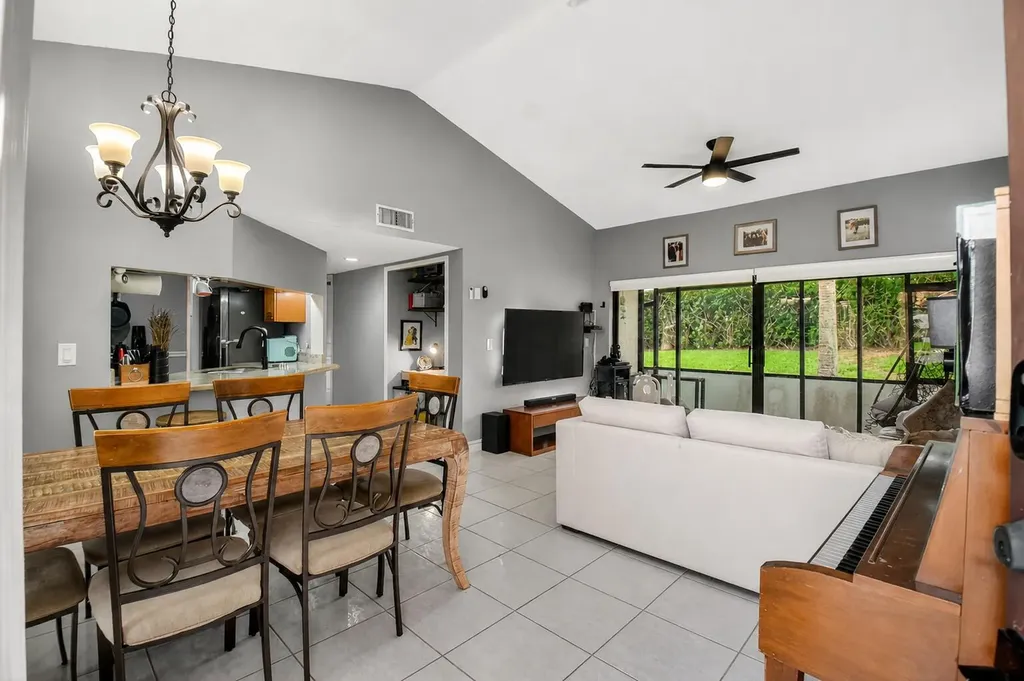 14 Via De Casas Boynton Beach FL 33426