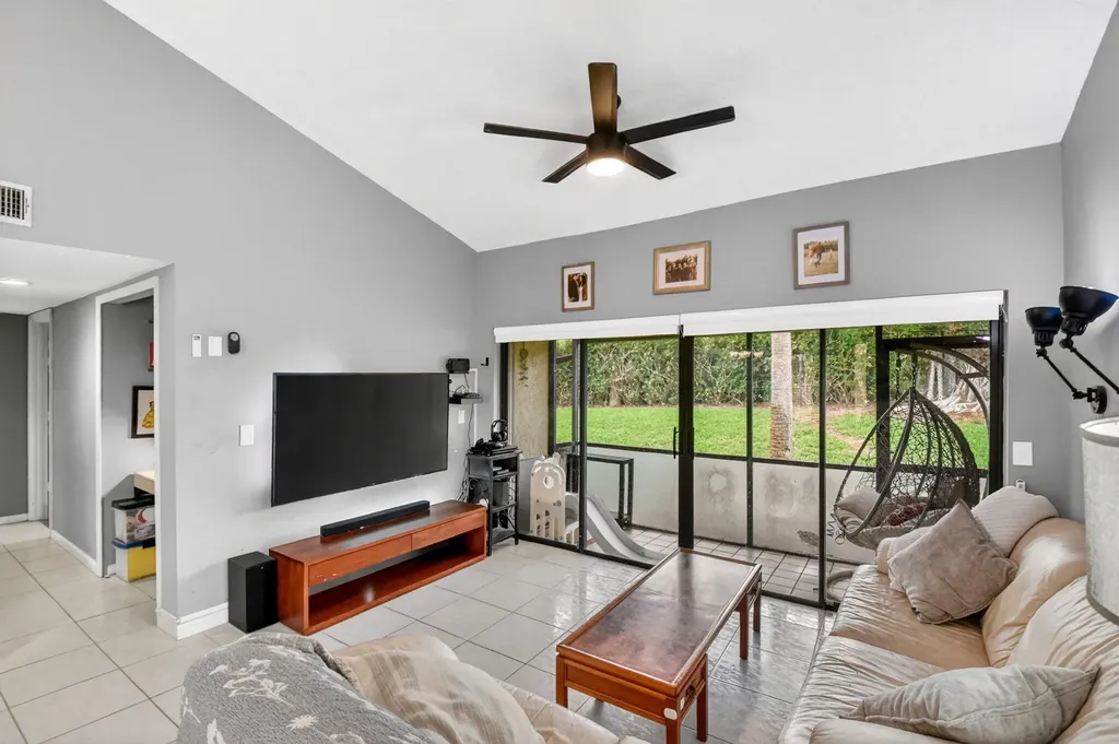 14 Via De Casas Boynton Beach FL 33426