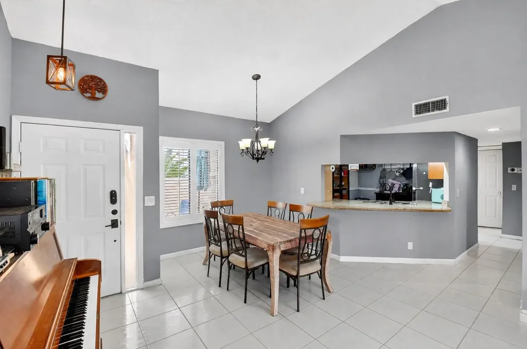 14 Via De Casas Boynton Beach FL 33426