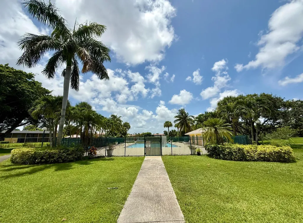 1722 W Meadows Circle W Boynton Beach FL 33436