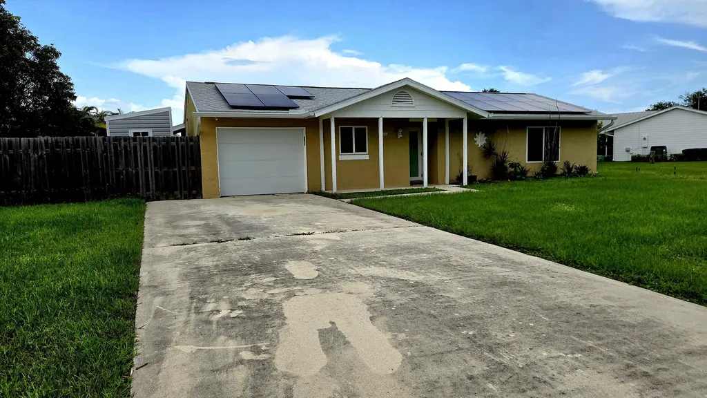 2209 SE East Dunbrooke Circle Port St Lucie FL 34952