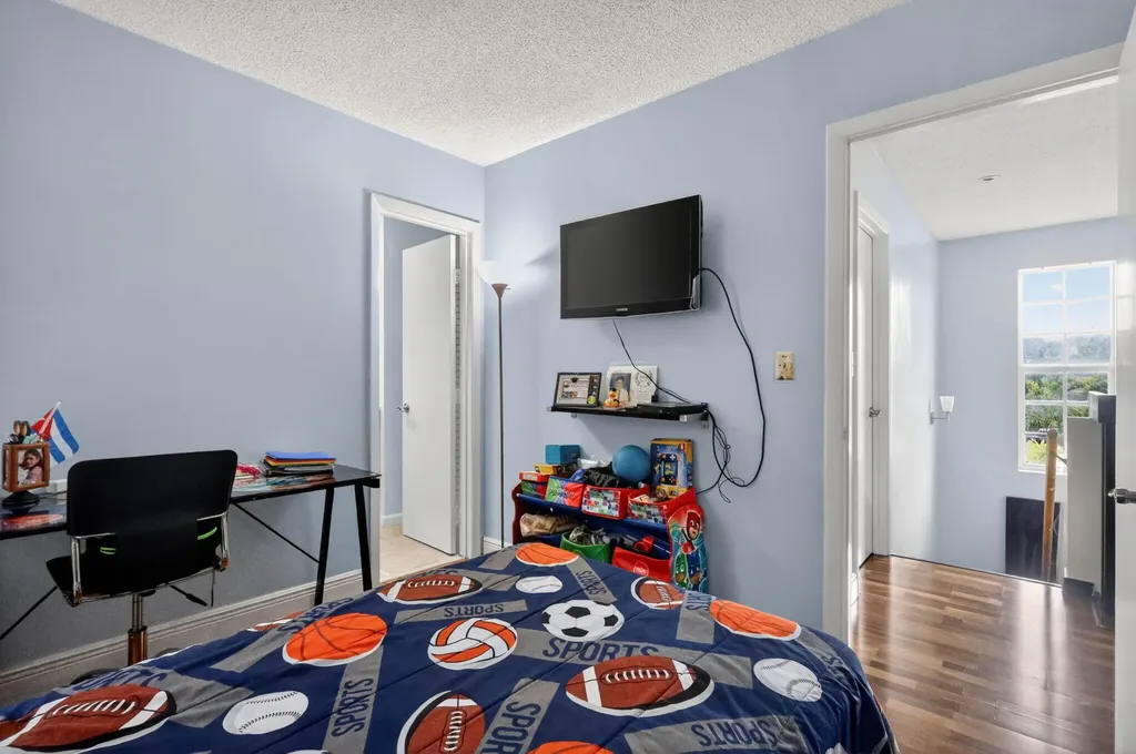 18977 NW 63rd Court Circle Miami Gardens FL 33015
