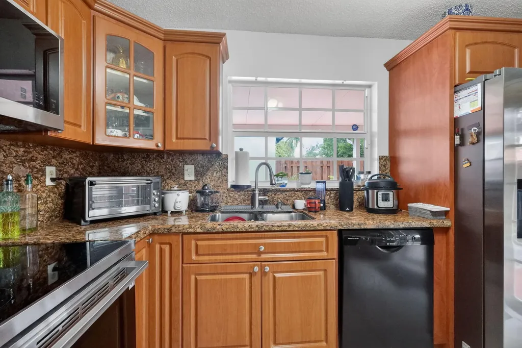 18977 NW 63rd Court Circle Miami Gardens FL 33015