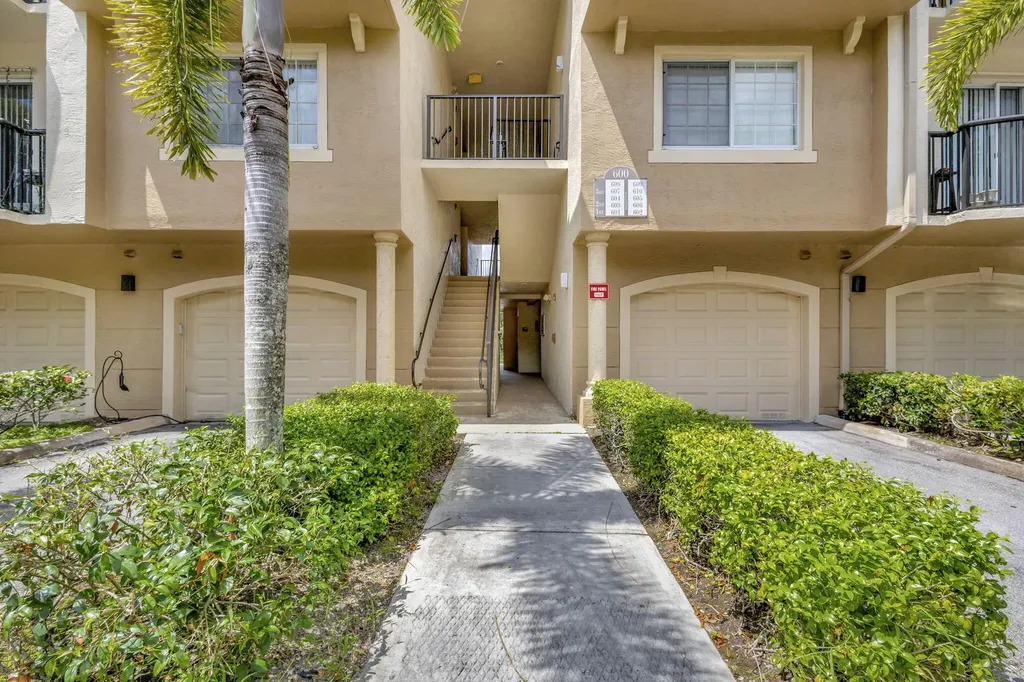 600 N Crestwood Court Court N Royal Palm Beach FL 33411