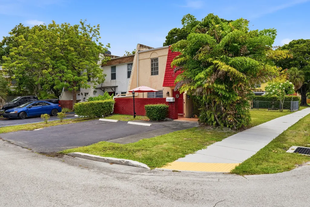 7599 NW 74th Avenue Tamarac FL 33321