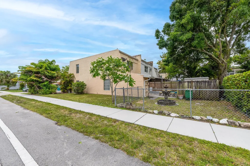 7599 NW 74th Avenue Tamarac FL 33321