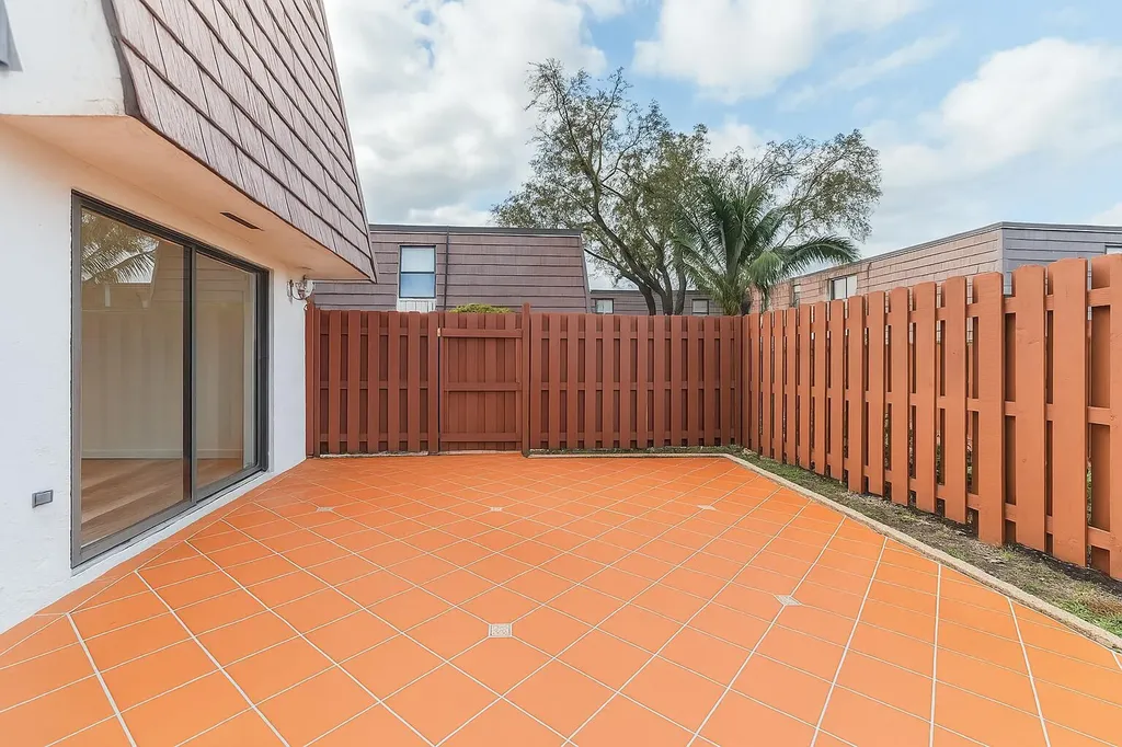7575 W Courtyard Run Run W Boca Raton FL 33433