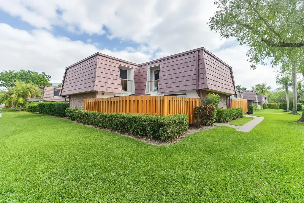 7575 W Courtyard Run Run W Boca Raton FL 33433