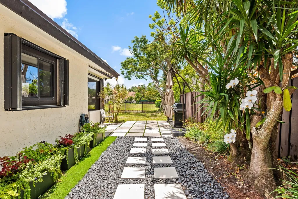 305 SW 28th Avenue Delray Beach FL 33445