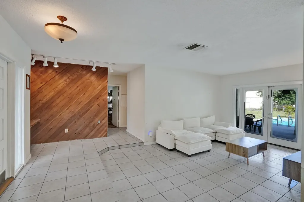 5200 SW 8th Street Plantation FL 33317