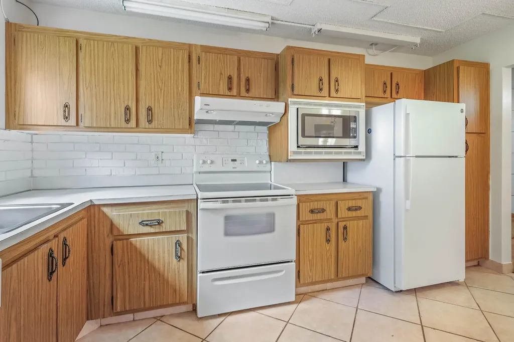 3951 Via Poinciana Lake Worth FL 33467