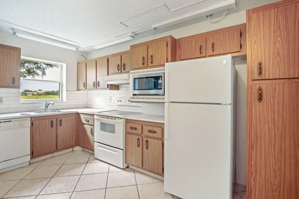 3951 Via Poinciana Lake Worth FL 33467